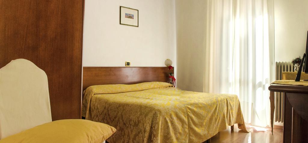 Domus Hotel Alessandria Eksteriør bilde